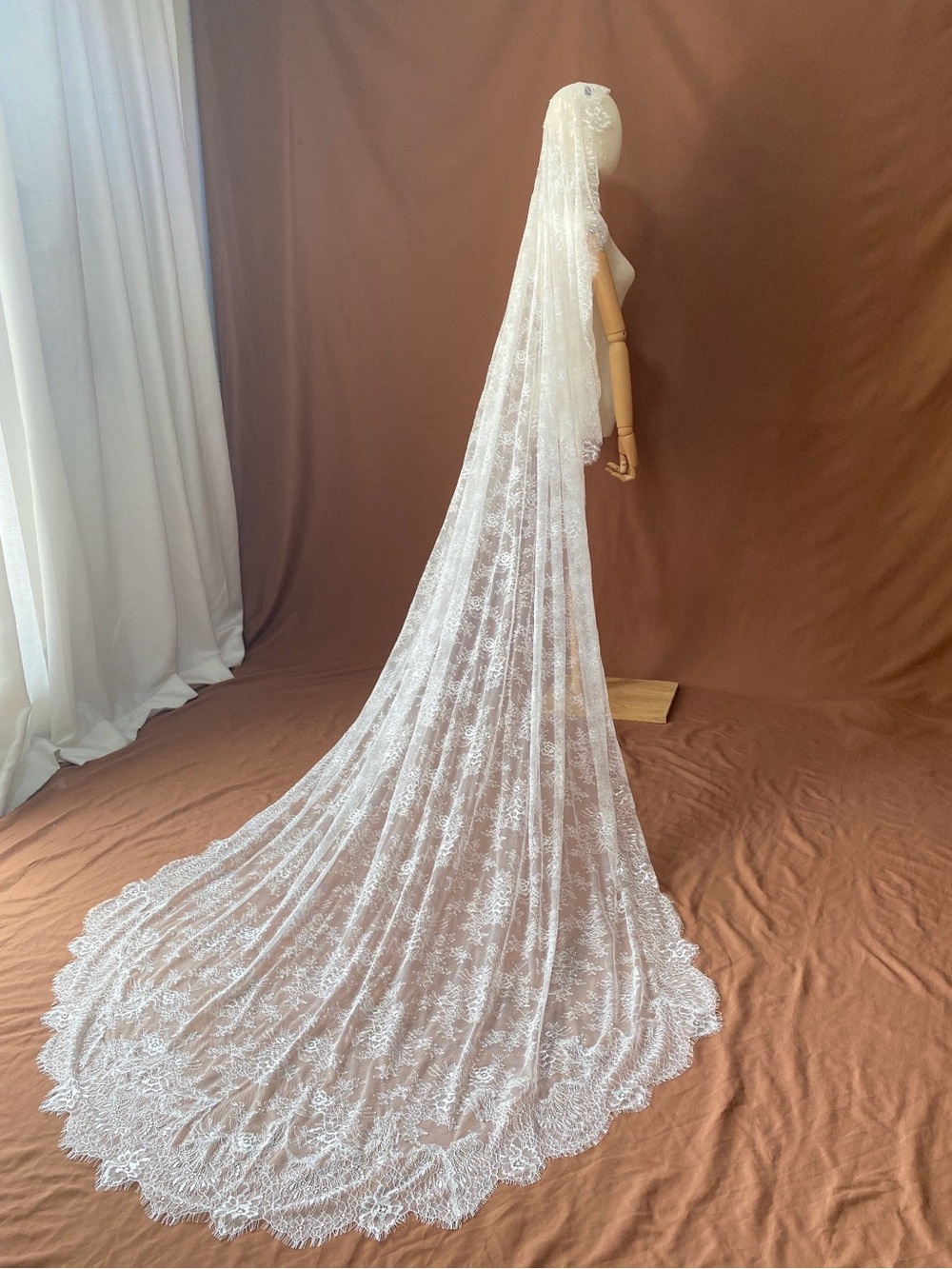Mantilla veil - ivory - cathedral length never worn - Picture 3 of 6